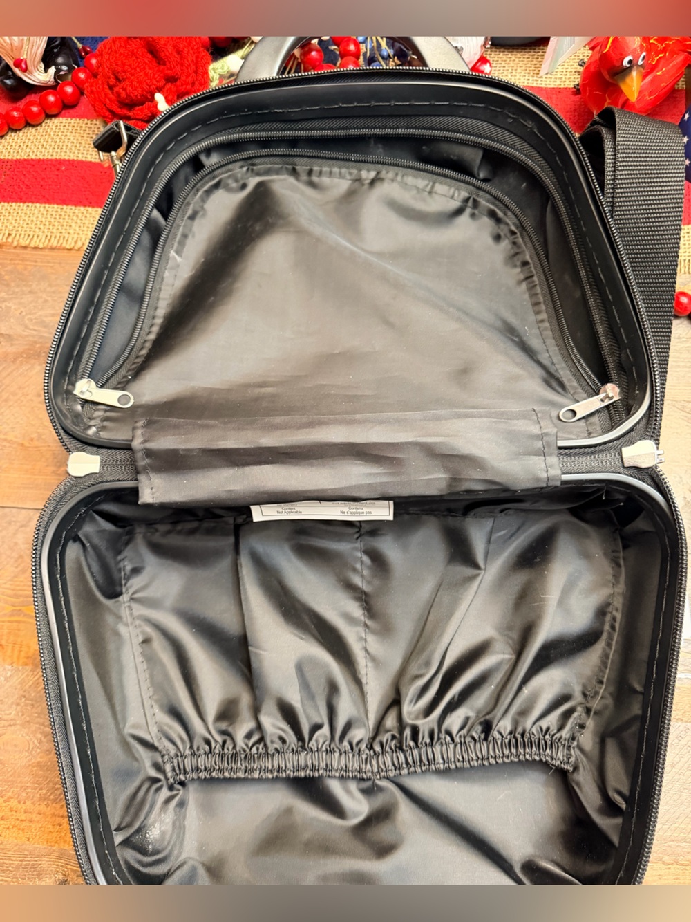 Rare Retired Betsey Johnson Hardside Cosmetic Train Case XOXO kisses 💋 EUC - Picture 9 of 13